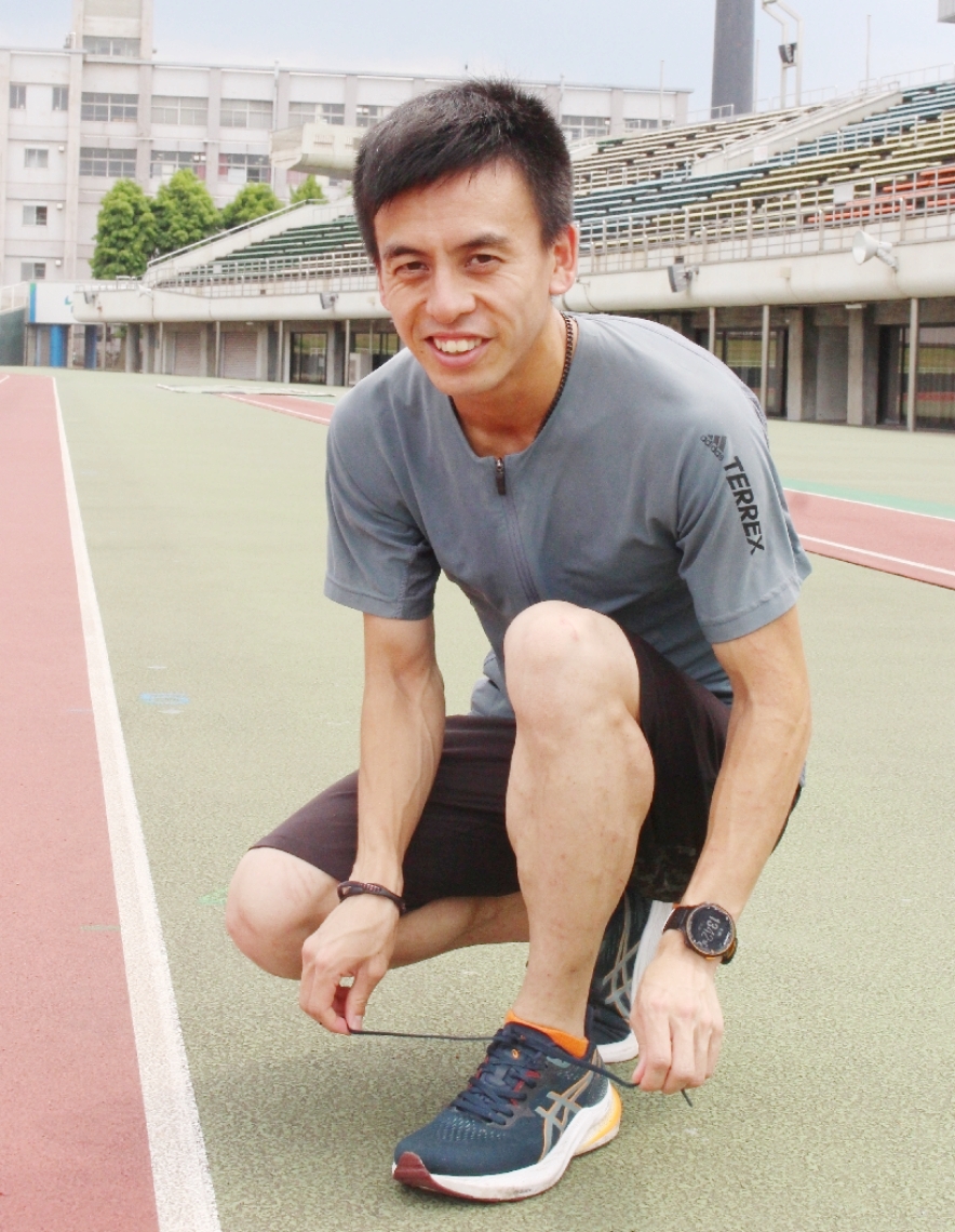 トレーニングに励む渡辺智也さん。「ゴールした時の達成感がウルトラマラソンの魅力」＝大分市西浜のジェイリーススタジアム
