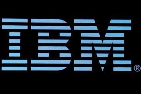 ニューヨーク証券取引所のディスプレーに表示されたＩＢＭのロゴ（ロイター＝共同）