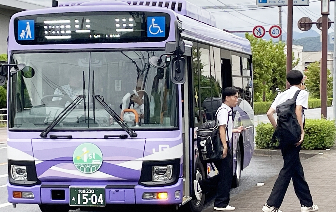 朝の通学でＢＲＴを利用する高校生ら＝２８日午前、日田市田島の「日田市役所前」