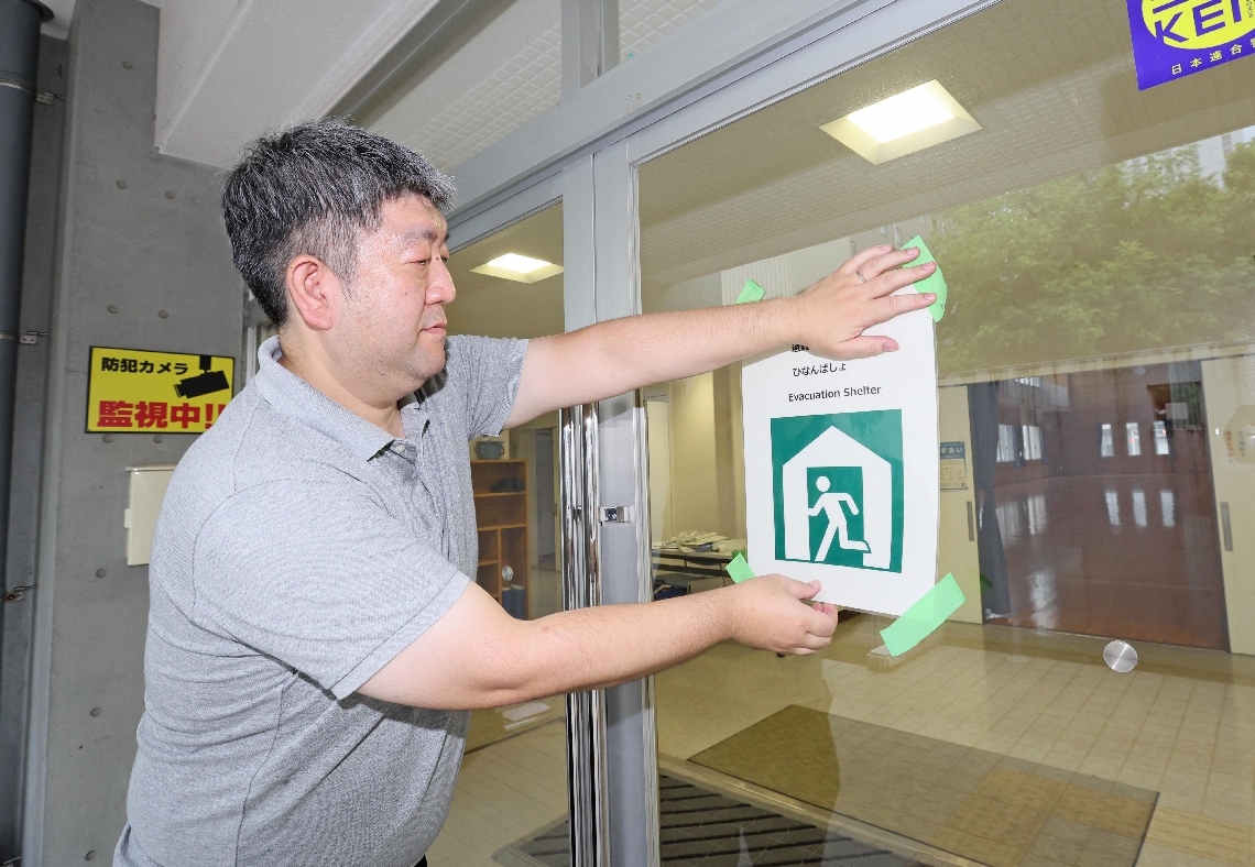 避難所の開設作業をする大分市職員＝２８日、大分市荷揚町