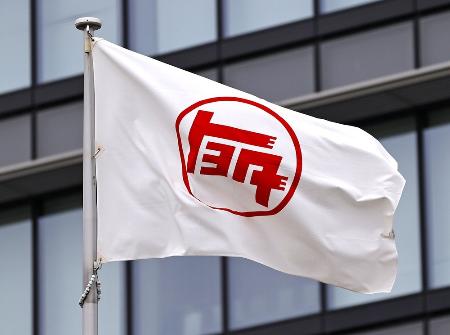 トヨタ自動車本社に掲げられている旗＝２０２２年