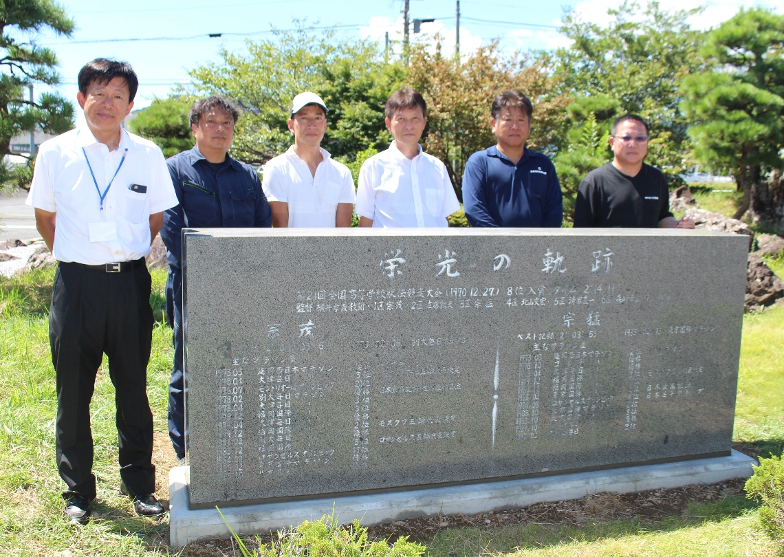正門横庭園に設置された宗兄弟の記念碑。左端が金田浩嗣校長、右端が片岡孝雄ＰＴＡ会長＝佐伯市鶴望の佐伯豊南高