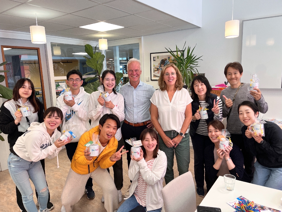 ２０２３年夏に参加したオランダの学校視察ツアーの様子。筆者は前列の中央。