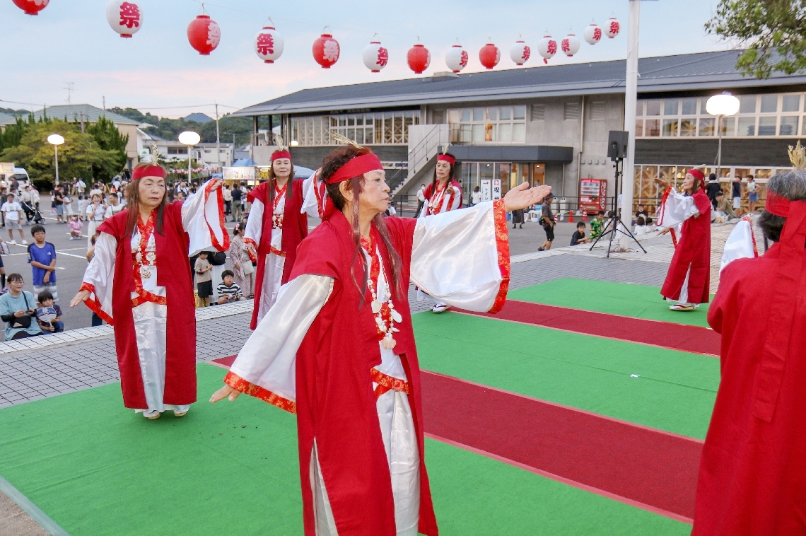 約３０年ぶりに披露された卑弥呼踊り＝宇佐市安心院町の安心院文化会館前