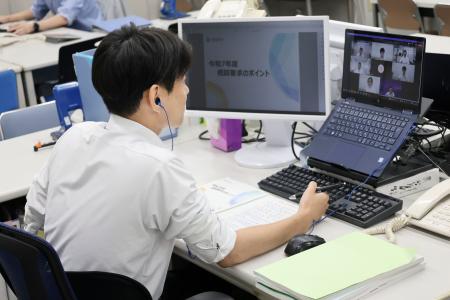 財務省でオンラインによる概算要求の聞き取りをする担当者＝３０日午前（同省提供、画像の一部が加工されています）