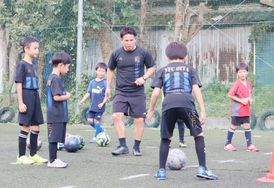 小学生を指導する姫野宥弥さん