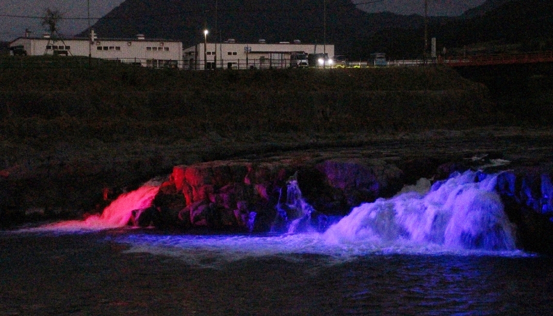 ライトアップされ、幻想的な雰囲気の三日月の滝＝玖珠町山浦