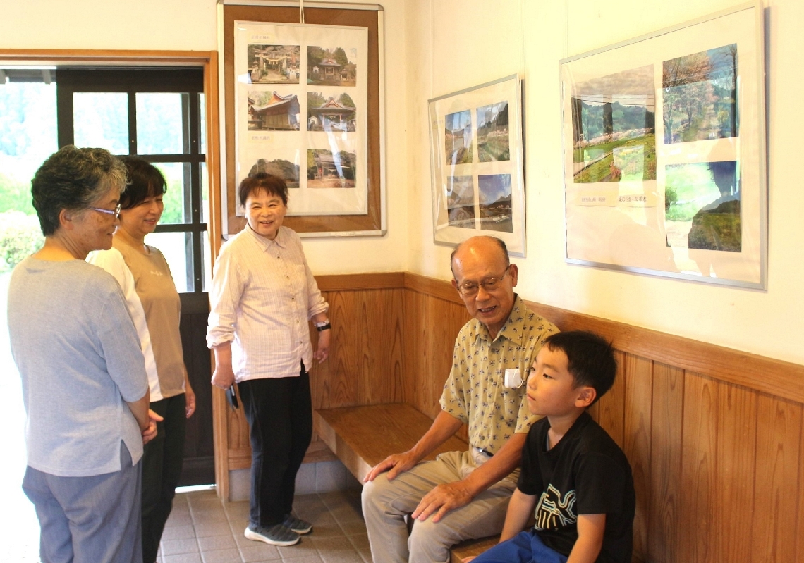 石井鏡成さんの風景写真展に訪れた地元大鶴地区の住民ら＝日田市大肥の旧大鶴駅舎