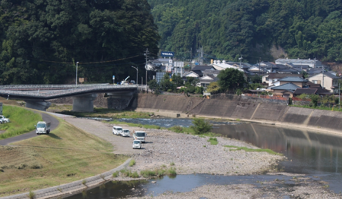 橋脚が傾き通行止めになっている三郎丸橋（左奥）。県は上流側（手前）に仮設歩道橋を建設する＝３日、日田市友田
