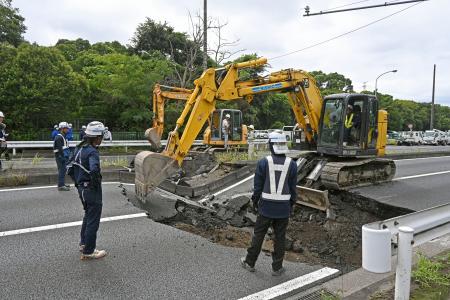 千葉県市原市で陥没した道路＝４日午後