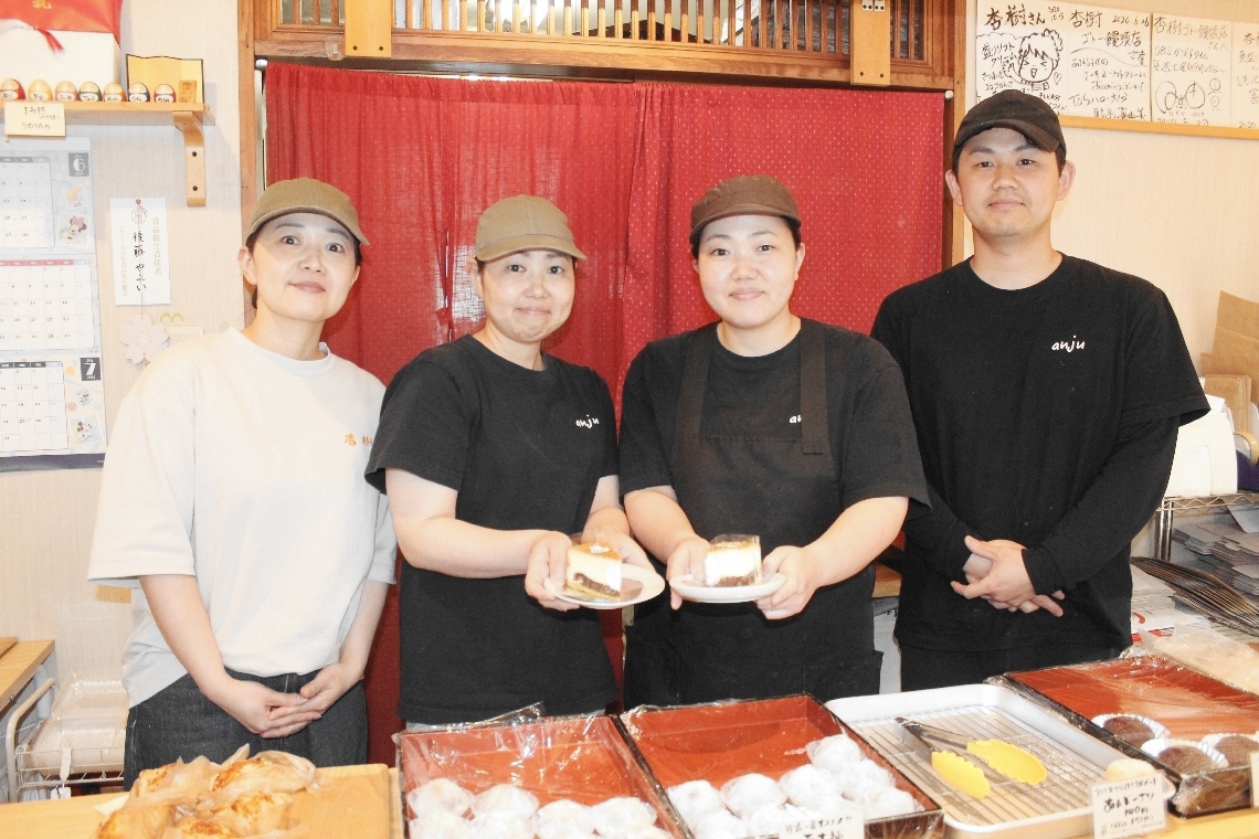 曾祖母から続く老舗の菓子店を受け継ぐ右から後藤万吉さん、やよいさん、天衣さん、手嶋千陽さん＝別府市浜脇