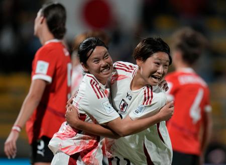 日本―オーストリア　前半、先制ゴールを決め喜ぶ土方（右）＝コロンビア・ボゴタ（ＡＰ＝共同）