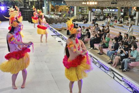 温泉施設スパリゾートハワイアンズで、ダンスを披露するフラガール＝２０２０年７月、福島県いわき市