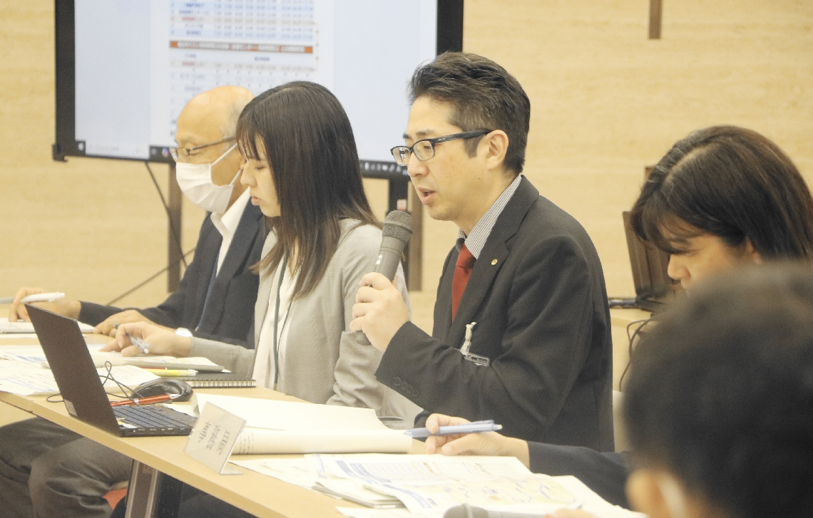事業の概要を説明する別府市の担当者＝１３日、別府市役所