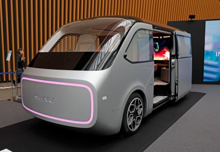 シャープが公開した電気自動車の試作モデル「ＬＤＫ＋」＝１７日午前、東京都千代田区