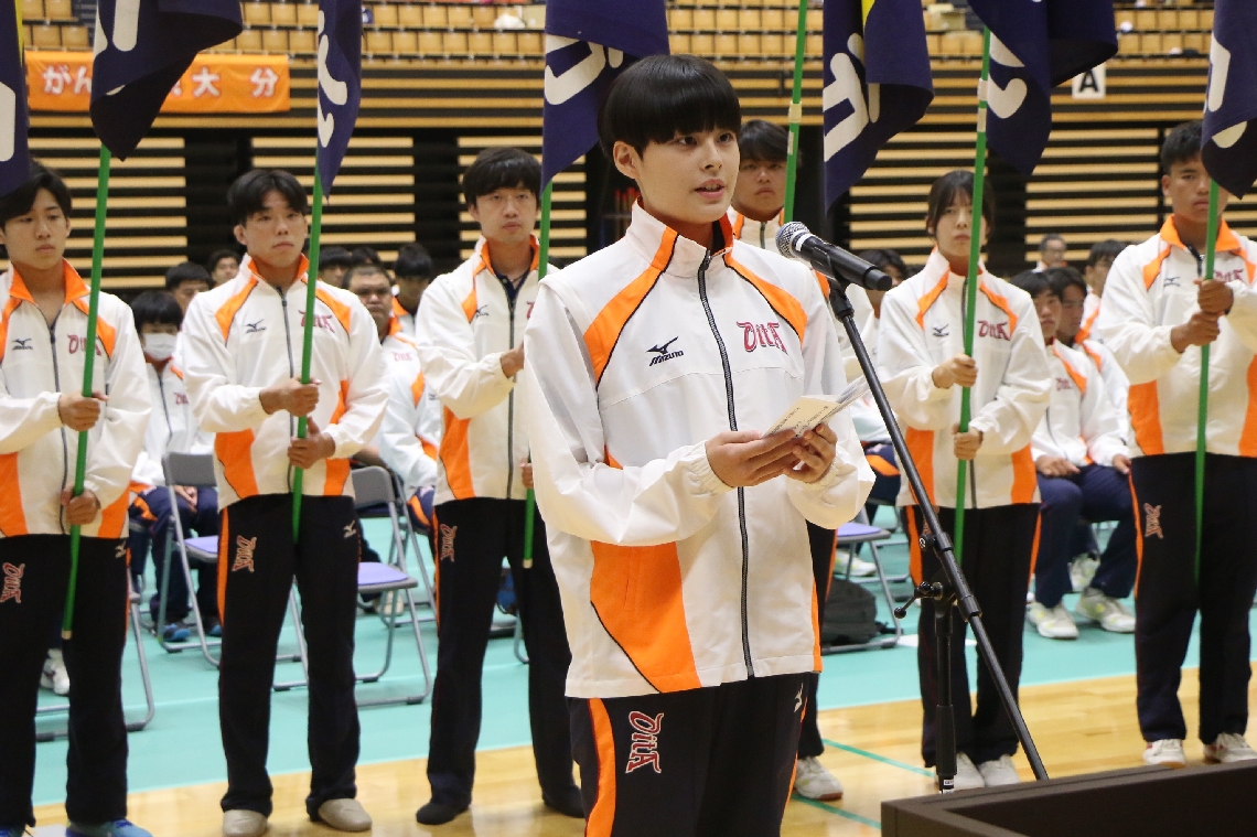 選手を代表して決意表明をするバレーボール少年女子の忠願寺風来（中央）＝レゾナック武道スポーツセンター