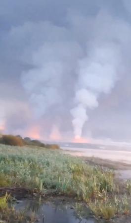 ロシア・トベリ州トロペツでウクライナ軍の無人機攻撃により上がる煙＝１８日（交流サイトの投稿より、ロイター＝共同）