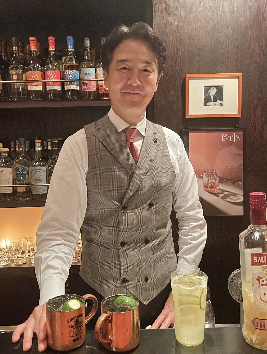 銀座エビータが提供するカボスのカクテルと亀島延昌さん＝東京都