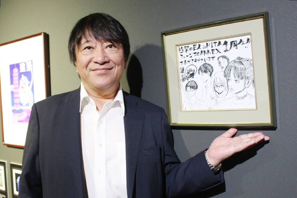１周年を記念して作者の諫山創さんから寄せられたメッセージやイラストなども展示。紹介する稲葉孝政館長＝日田市高瀬の「進撃の巨人　ｉｎ　ＨＩＴＡ　ミュージアムＡＮＮＥＸ」
