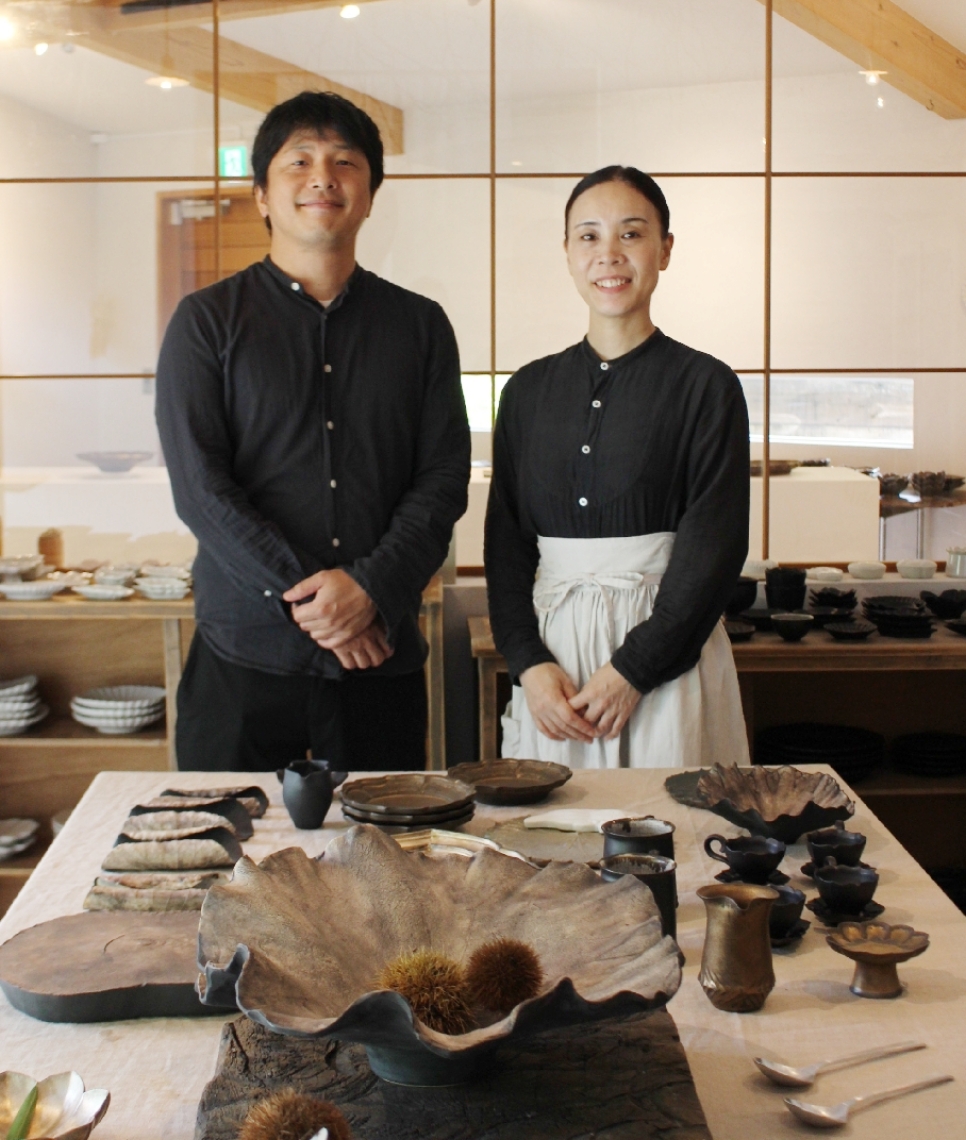 九州観光まちづくりＡＷＡＲＤの食部門で金賞を受賞した宇佐美裕之さん（左）と友香さん＝臼杵市深田