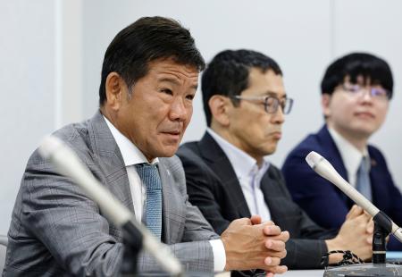 記者会見するプレサンスコーポレーションの山岸忍元社長（左）＝４日午後、大阪市