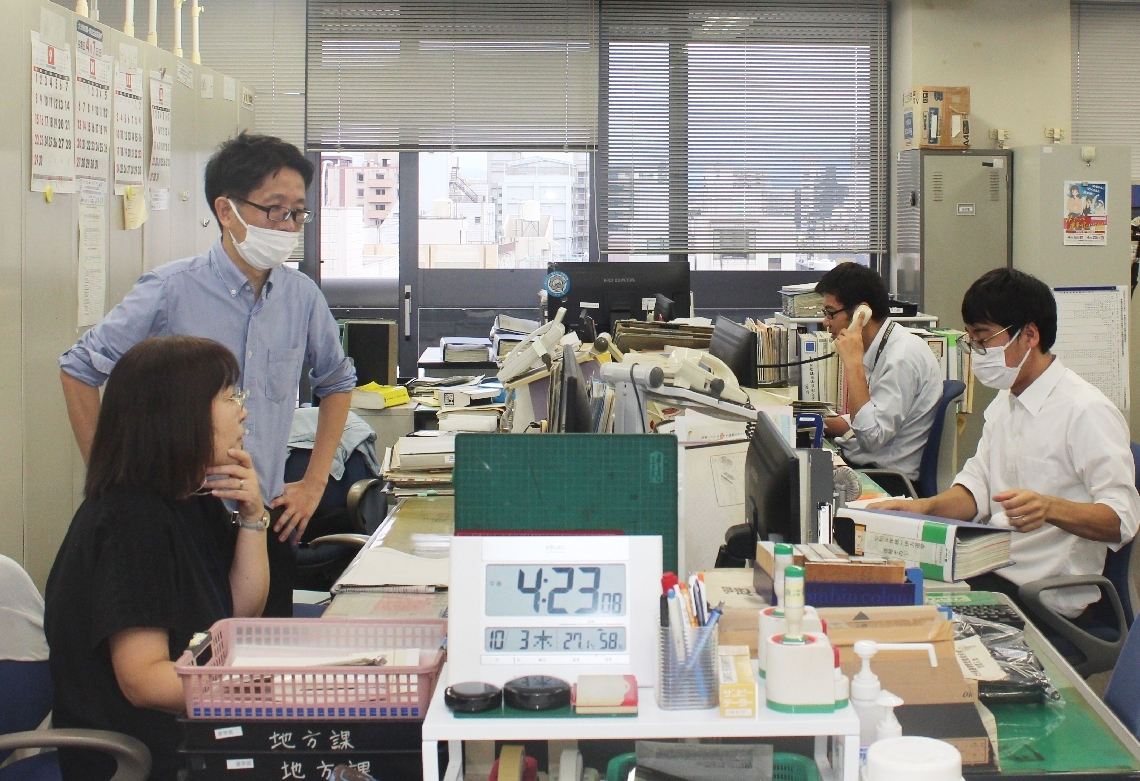 衆院選に向けて準備を進める県選管の職員＝３日、県庁