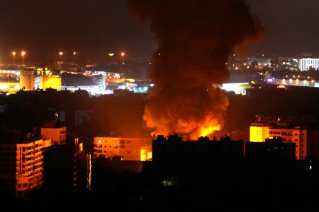 イスラエル軍の空爆後、レバノンの首都ベイルート南部から立ち上る炎と煙＝６日（ＡＰ＝共同）