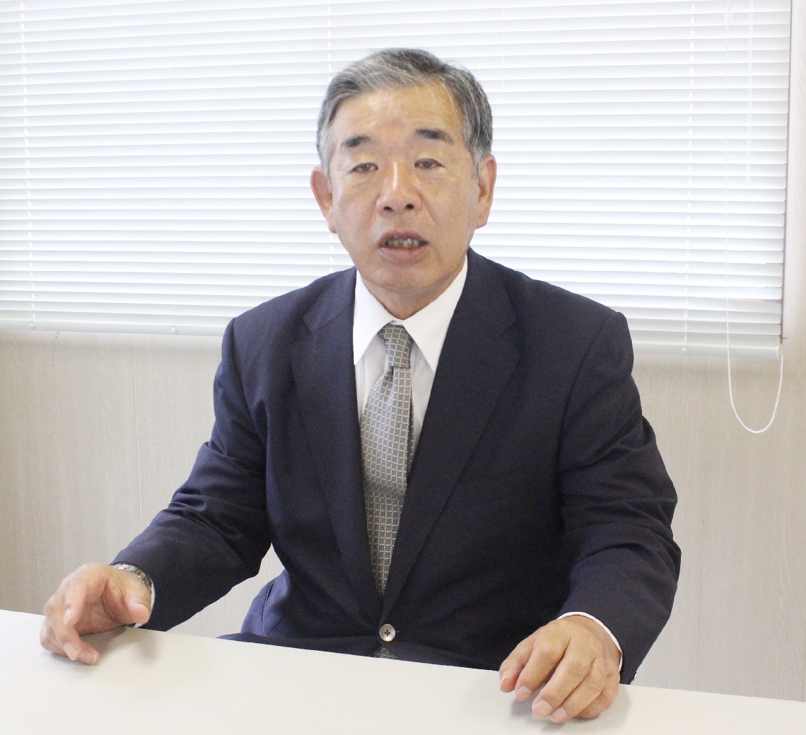 選挙戦を振り返り、３期目の方針などを語る日野康志氏＝７日、九重町右田