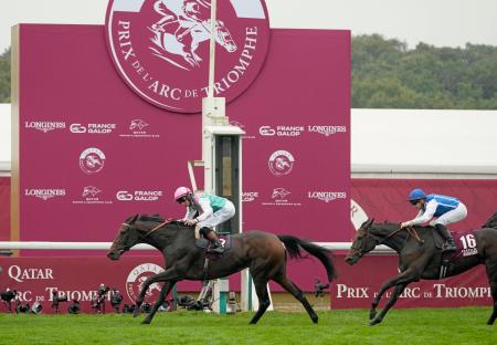 第１０３回凱旋門賞を制したブルーストッキング（左）＝パリロンシャン競馬場（ＡＰ＝共同）