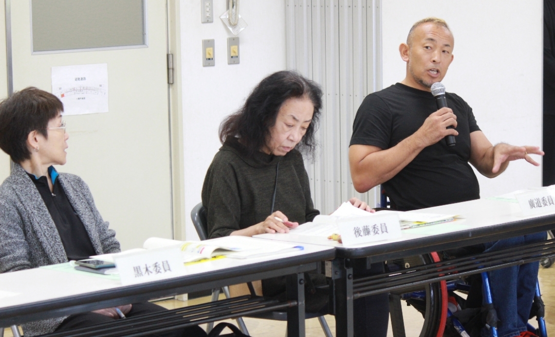 意見を交わす実行委員＝１５日、大分市西浜