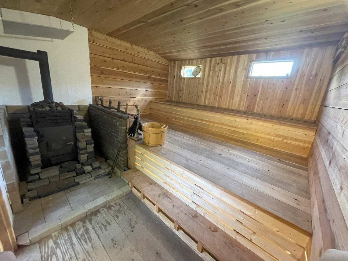 地元産の杉材を使った小屋サウナの室内。最大で１５人が利用できる＝豊後大野市三重町中津留の稲積水中鍾乳洞