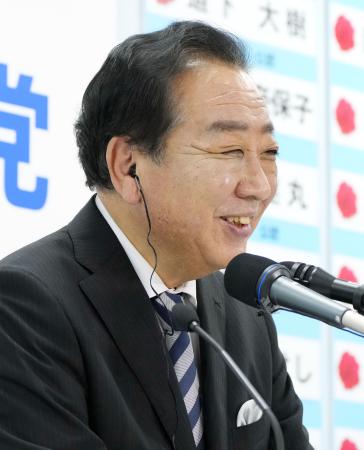 メディアのインタビューに笑顔で答える立憲民主党の野田代表＝２７日午後１１時２０分、東京・永田町の党本部