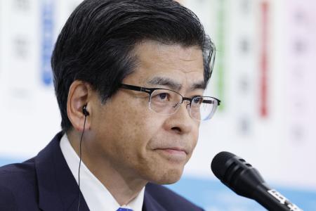 メディアのインタビューに答える公明党の石井代表＝２７日午後１０時３１分、東京都新宿区の党本部