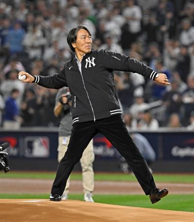 第５戦の始球式を務めるヤンキースでプレーした松井秀喜さん＝ニューヨーク（共同）