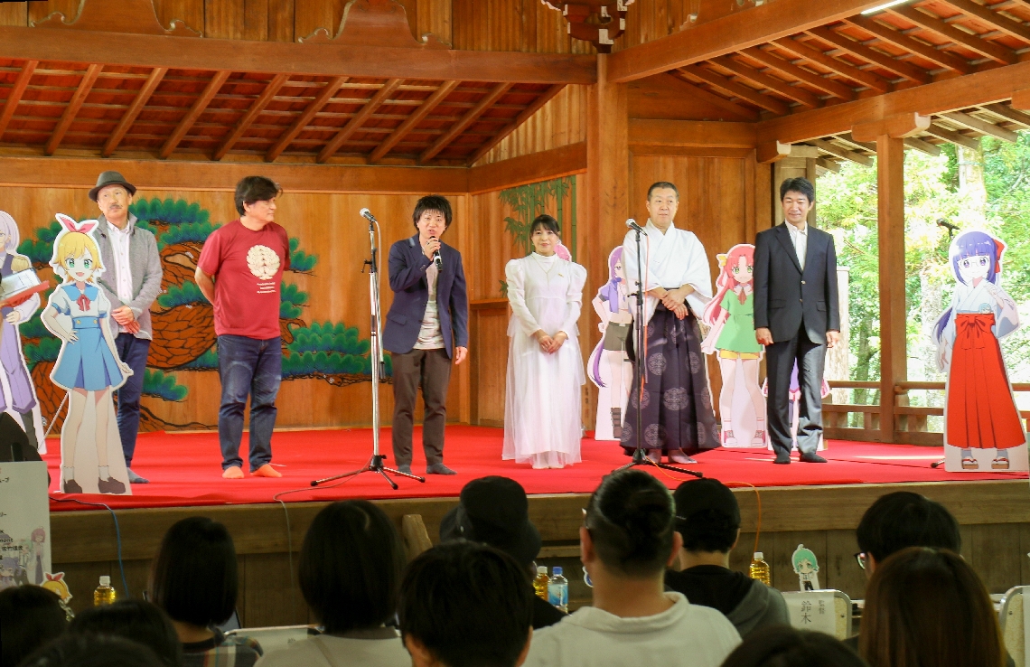 オーディション前にあいさつする鈴木鏡規謙監督（左から３人目）ら＝宇佐市の宇佐神宮能楽殿