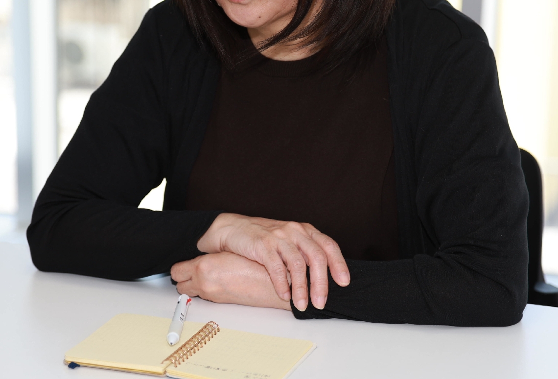 初公判を控えて思いを語る被害男性の姉＝１０月、大分市