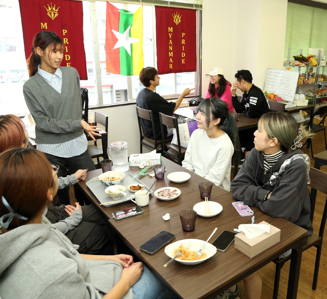 学生らでにぎわう店内。ミャンマー人学生のアルバイトが楽しそうに接客する＝別府市餅ケ浜町のミャンマープライド