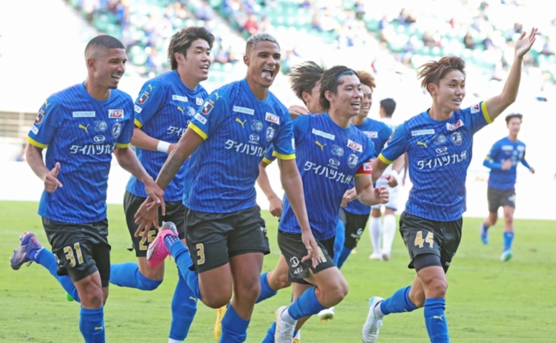 【大分―群馬】後半６分、ゴール前の混戦からシュートを押し込み、先制点を決めたＤＦデルラン（中央）。群馬を２―１で下した大分は２連勝で、今季ホーム最終戦を白星で飾った＝レゾナックドーム大分