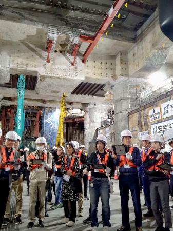 リニア中央新幹線工事現場の見学ツアーに参加した近隣住民＝４日午前、ＪＲ品川駅