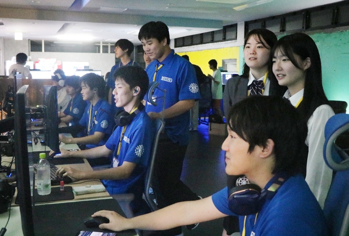 ｅスポーツをする生徒たち＝別府市秋葉町のｅスポーツ専門店「ｅ―ＸＰ」