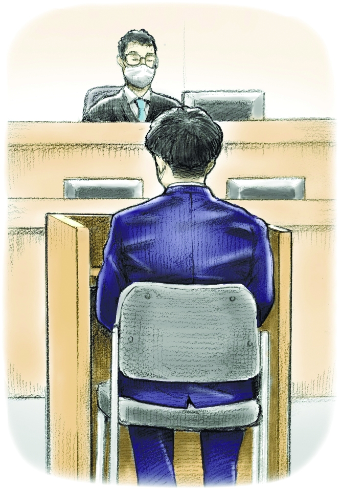 初公判で、被害者と遺族に謝罪の言葉を述べた被告の男（手前）。奥は辛島靖崇裁判長
