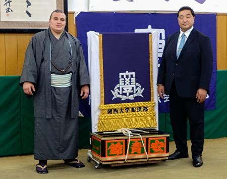 安青錦、関大から化粧まわし - 大分のニュースなら 大分合同新聞プレミアムオンライン Gate