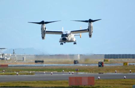 米軍岩国基地に着陸する米海軍オスプレイ＝８日午後、山口県岩国市