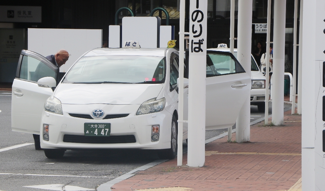 ＪＲ別府駅前に待機するタクシー車両。地域や時間帯によっては不足が指摘されている＝８日