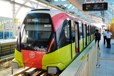 「都市鉄道３号線」の車両＝９日、ベトナム・ハノイ（共同）