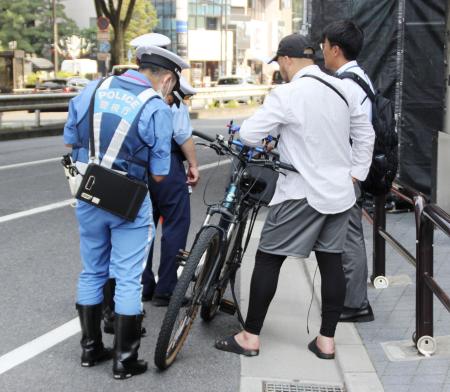 警視庁が「モペット」を対象に行った取り締まり＝７月、東京都渋谷区
