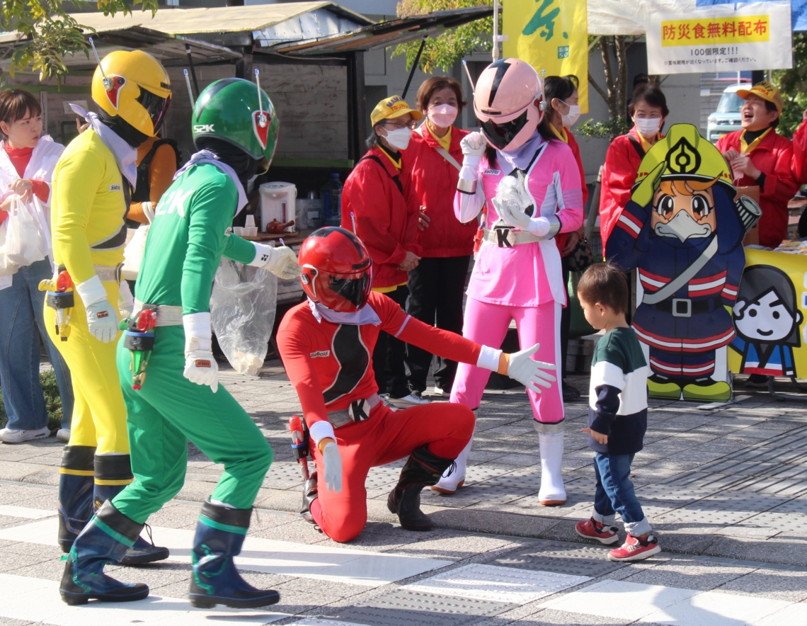イベントで火災予防をアピールする消防戦隊キコレンジャー＝佐伯市大手町