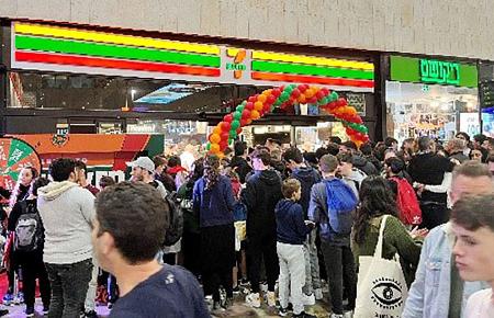 イスラエルのセブン―イレブン１号店＝テルアビブ