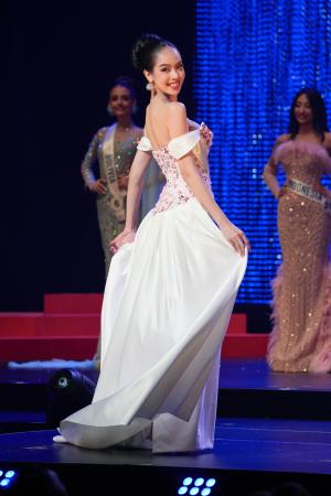 「ミス・インターナショナル世界大会２０２４」で優勝したベトナム代表のフイン・ティ・タン・トウイさん＝１２日夜、東京都文京区