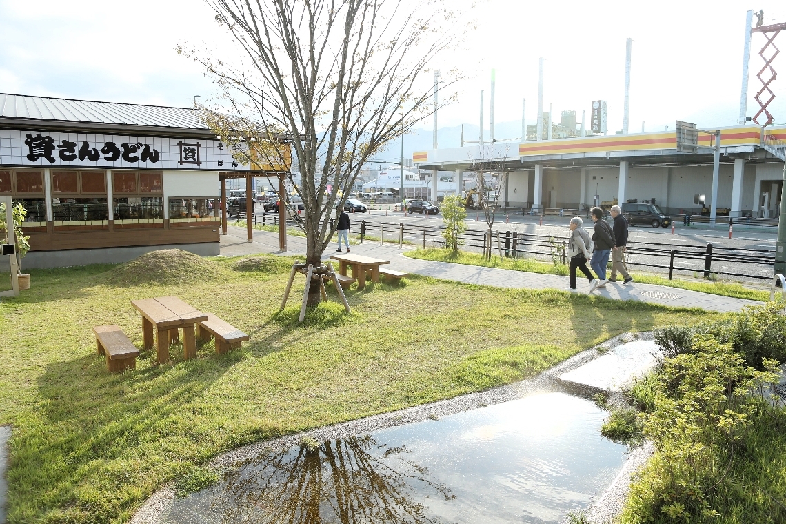 来月の全面開業を控える春木川公園。国道１０号の向こうが西エリアでグラウンド（屋上）、ディスカウントストア（１階）を備える。手前は東エリア＝別府市汐見町